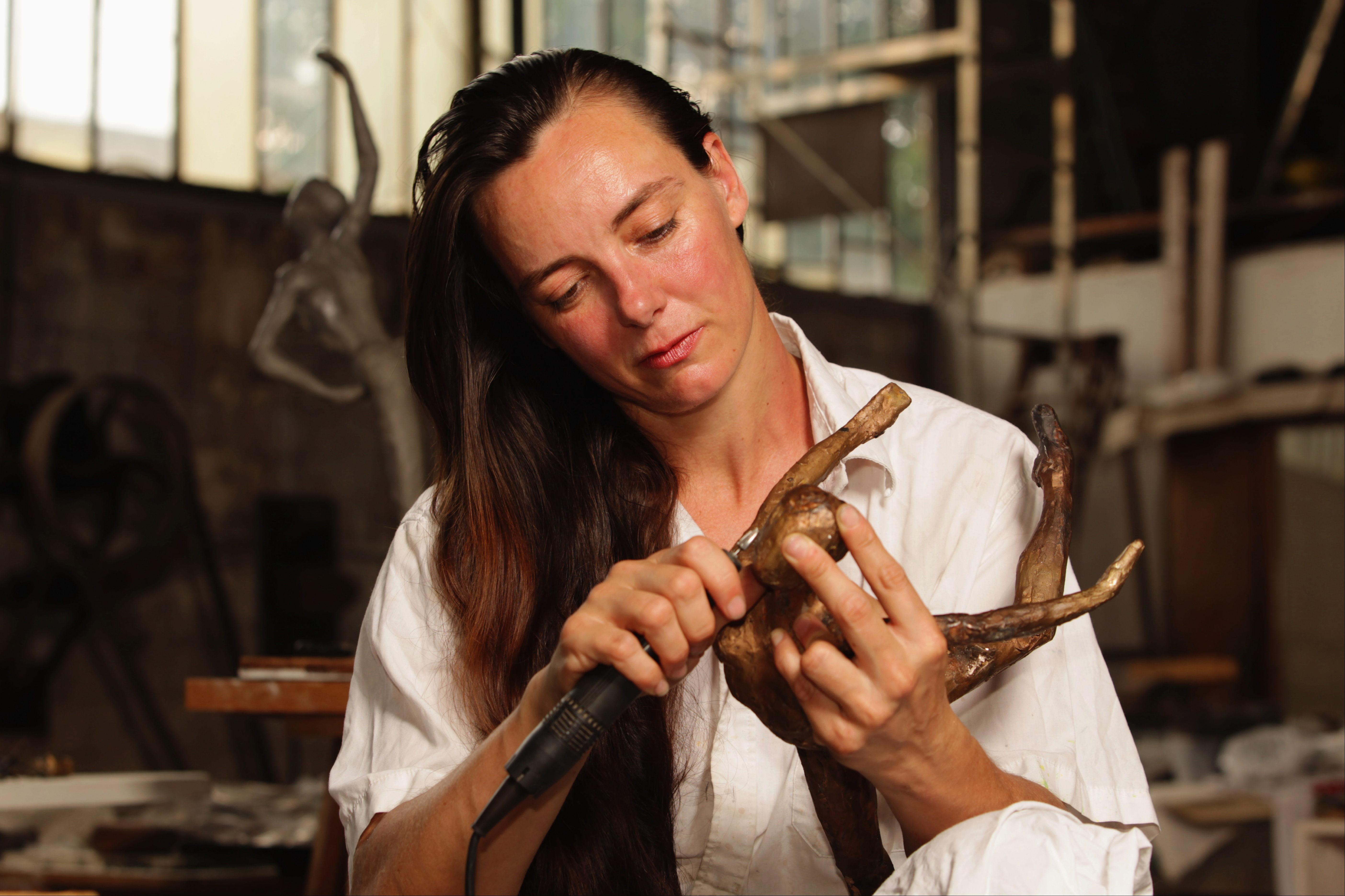 travail du bronze dans l'atelier familial