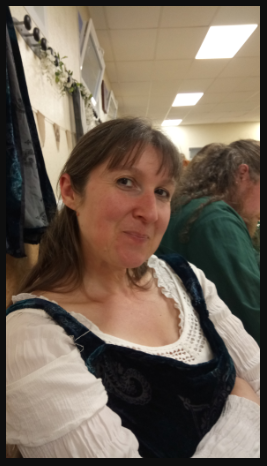 Artiste brune portant une robe blanche et bleue