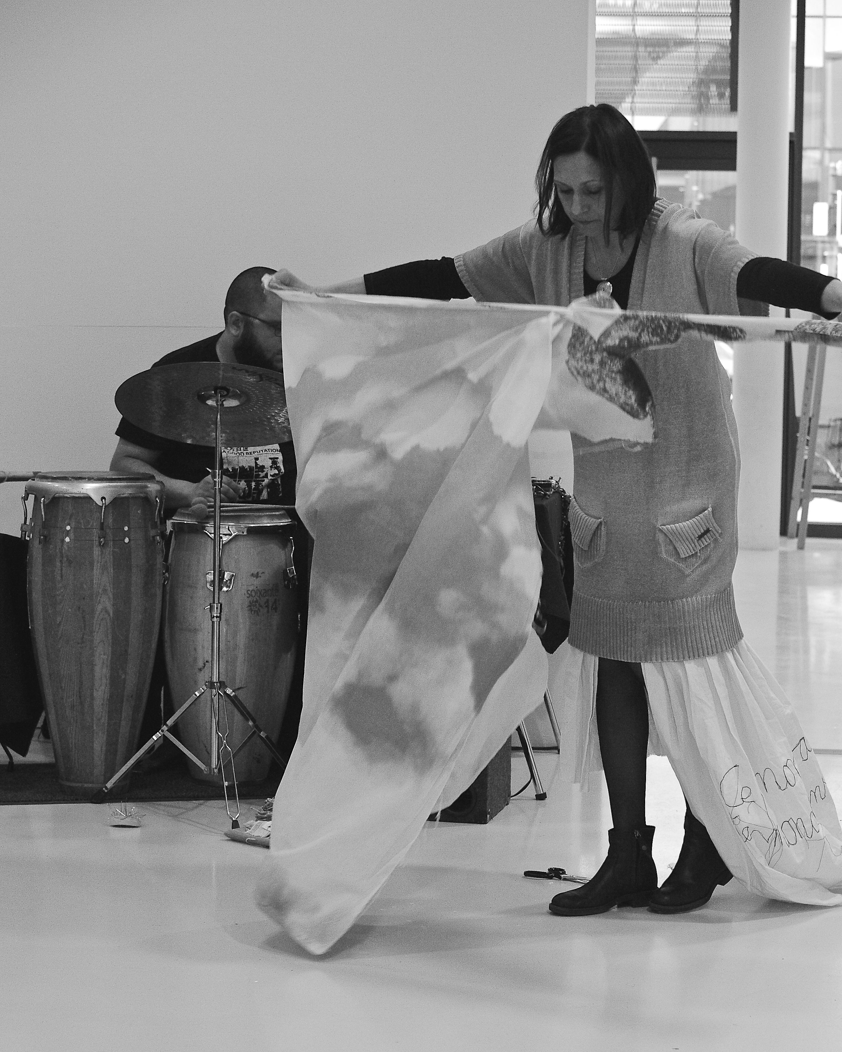 Alliance de la matière sonore et du textile en vue de créer une performance s’adaptant au lieu imposé et aux circonstances du territoire. Un tableau naît au hasard des rythmes et des gestes textiles.