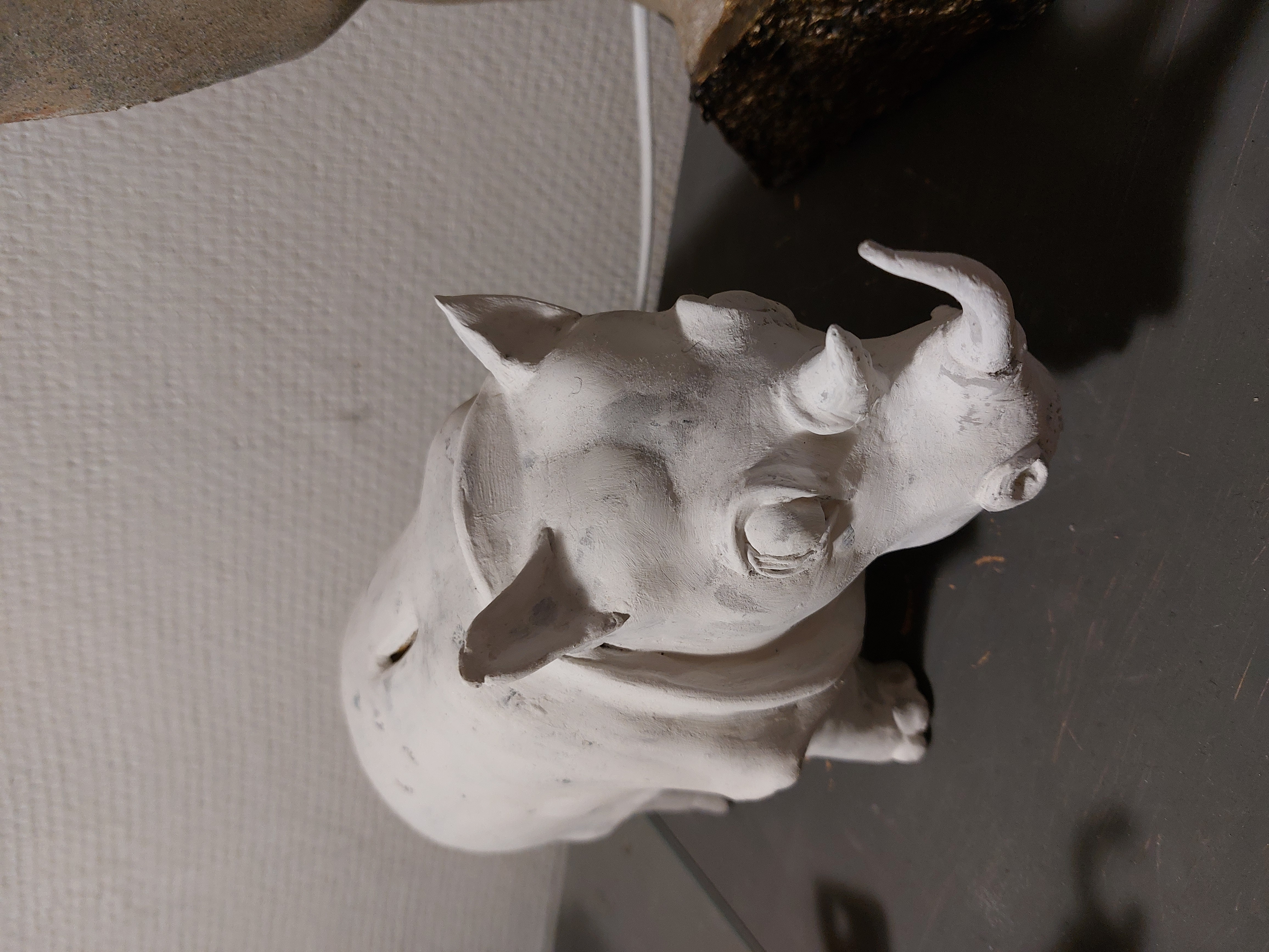 rhinocéros qui sera peint à la manière de Nikki de Saint-Phalle