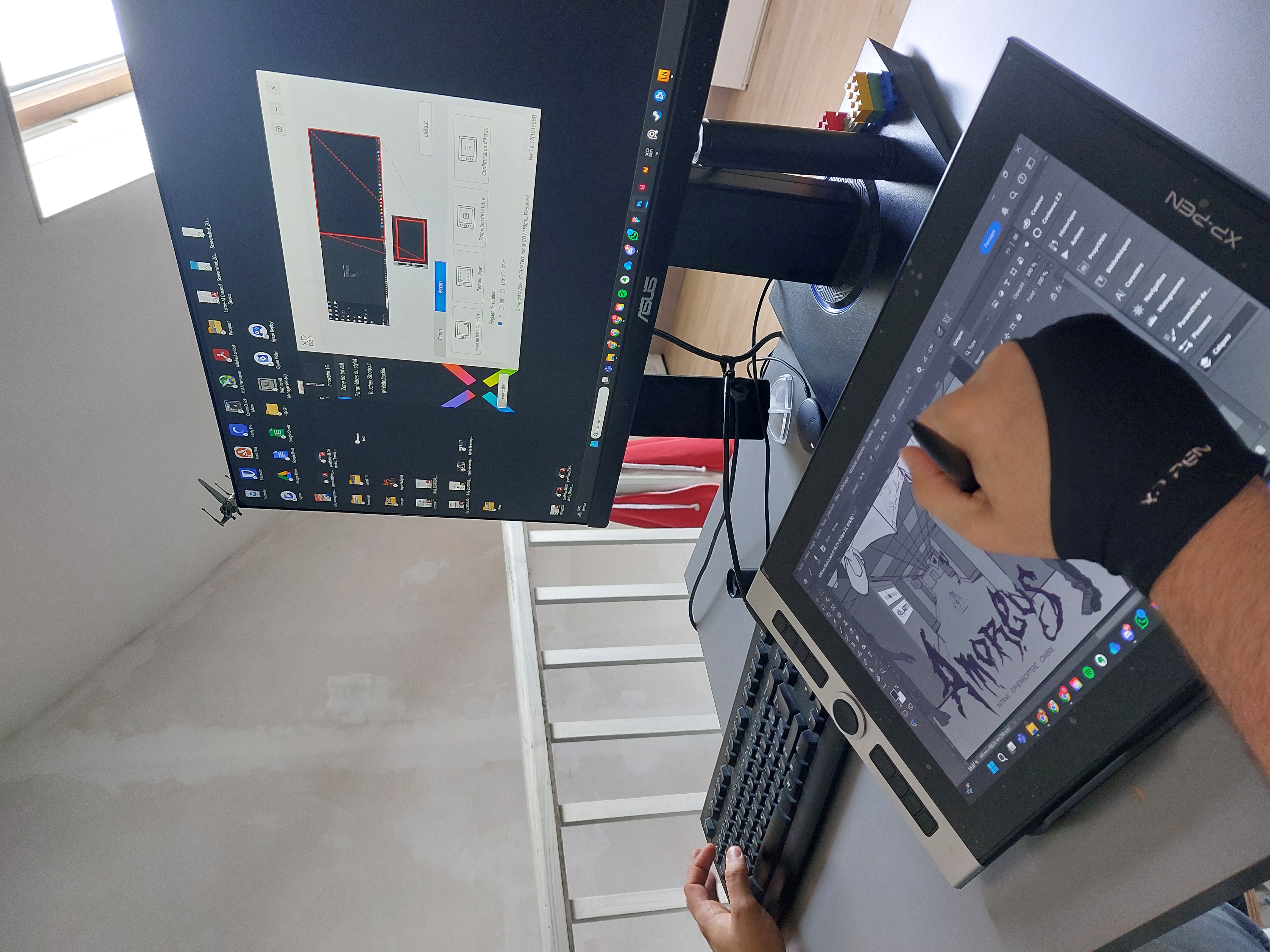 ordinateur et tablette de l'artiste
