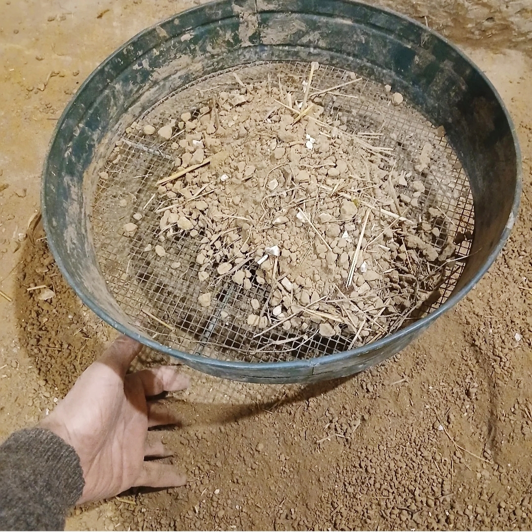 Tamisage de l'argile du jardin