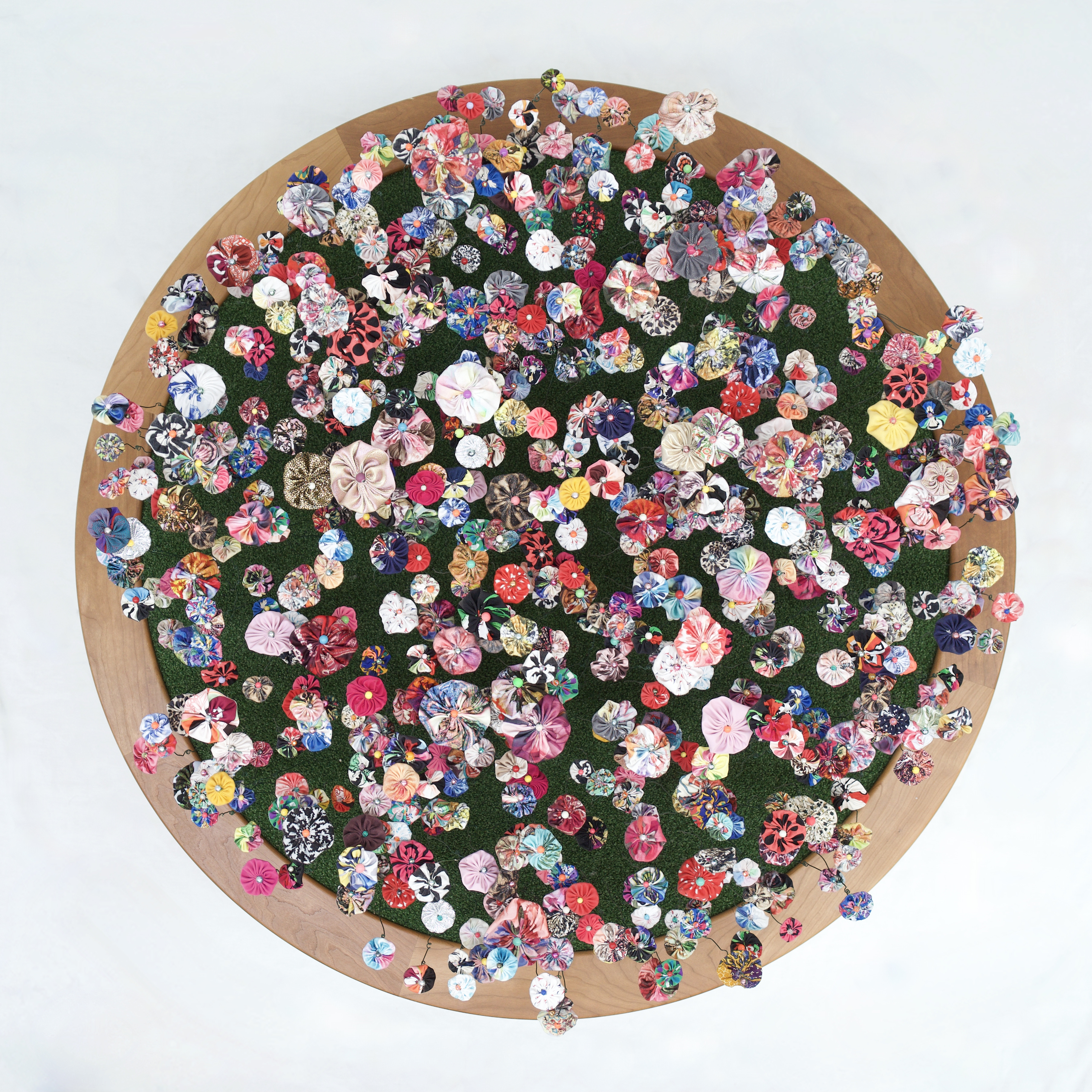 Plusieurs fleurs brodées dans un cadre rond
