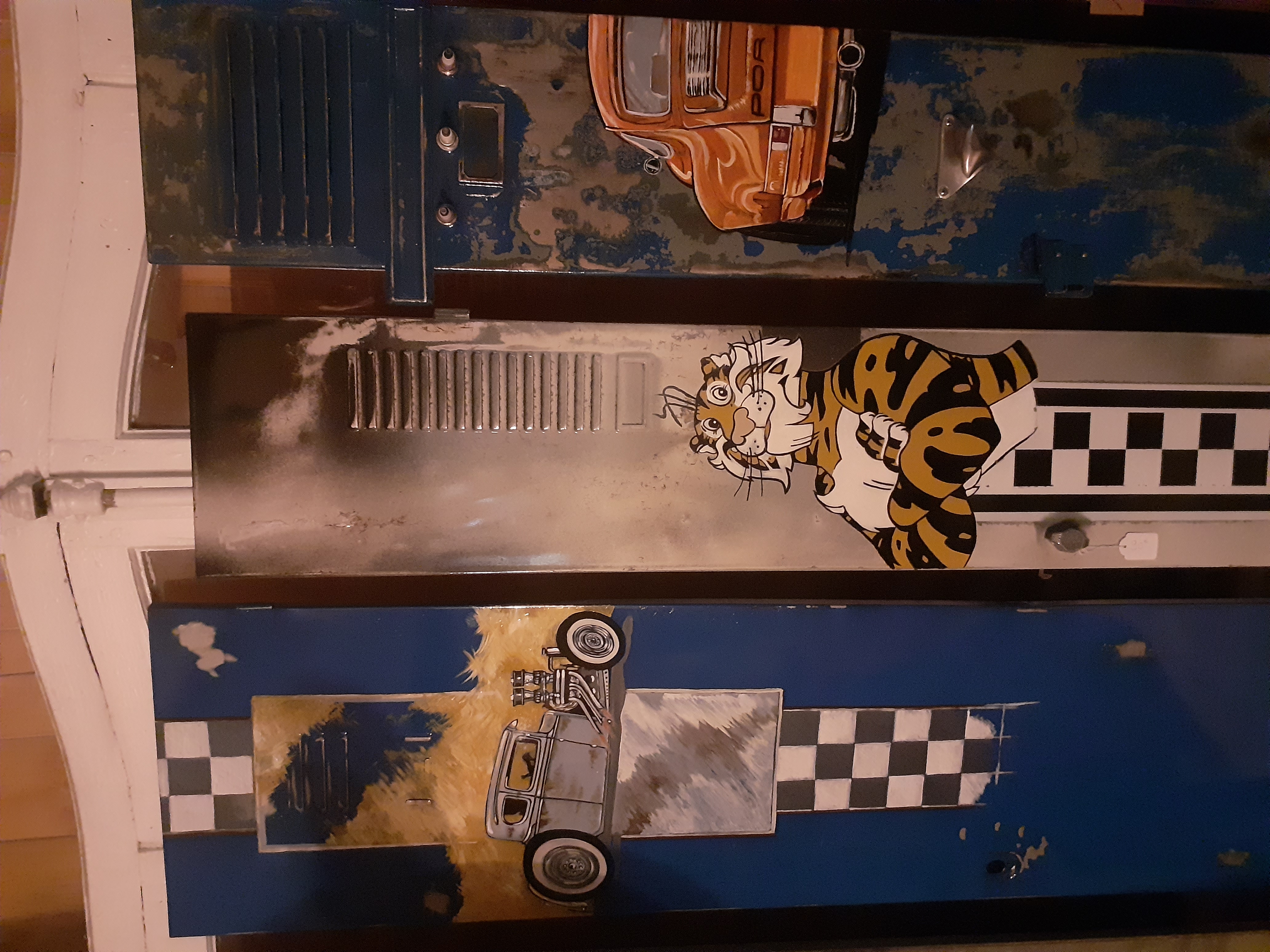 Porte de casier métallique peintes représentant des voiture ou un personnage de pop culture