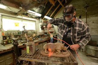 Atelier de coulée de bronze , ciselure et patine
