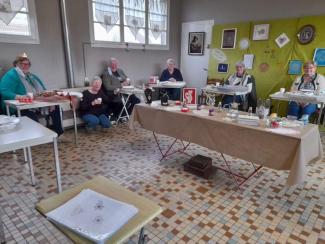 local de la pratique de la dentelle aux fuseaux avec quelques unes des adhérentes