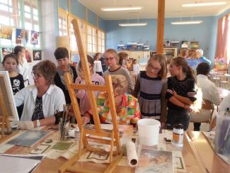 atelier pouvant accueillir une trentaine d'artistes
