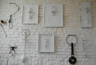 mur avec pièces artistique
