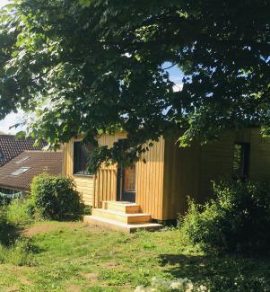 Atelier à l'arrière de la maison, dans le jardin.