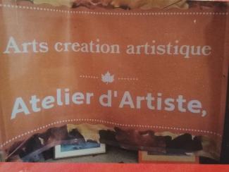 C'est une banderole accroché au grillage du domicile