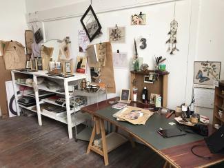 Atelier d’artiste avec dessin et cadre accrochés