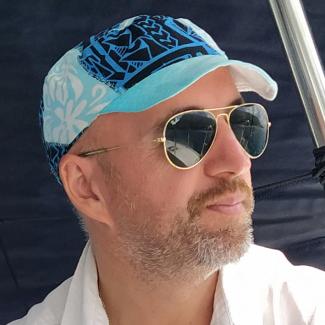 En croisière sur le lagon, protégé par ma casquette fétiche que j'ai confectionnée avec un tissus typiquement polynésien