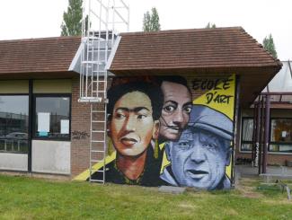 Le site de l'école d'art d'Aire-sur-la-Lys fait parti des sites du Conservatoire de la Communauté d'Agglomération du Pays de Saint-Omer. Des artistes ont investi les lieux à l'occasion de projets artistiques réalisés avec les élèves. Sur la photographie, nous pouvons voir la fresque réalisée par Dirty Six, graffeur.