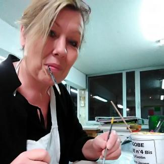 Pose d engobes atelier poterie 