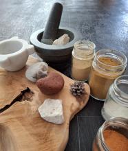 pigments minéraux naturels façonnés à la main pour créer la peinture.